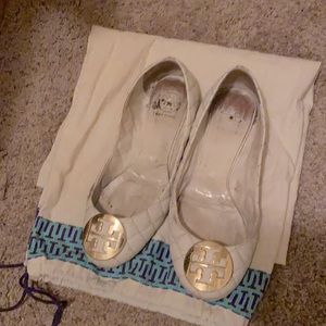 Tory Burch quilted flats cream worn condition